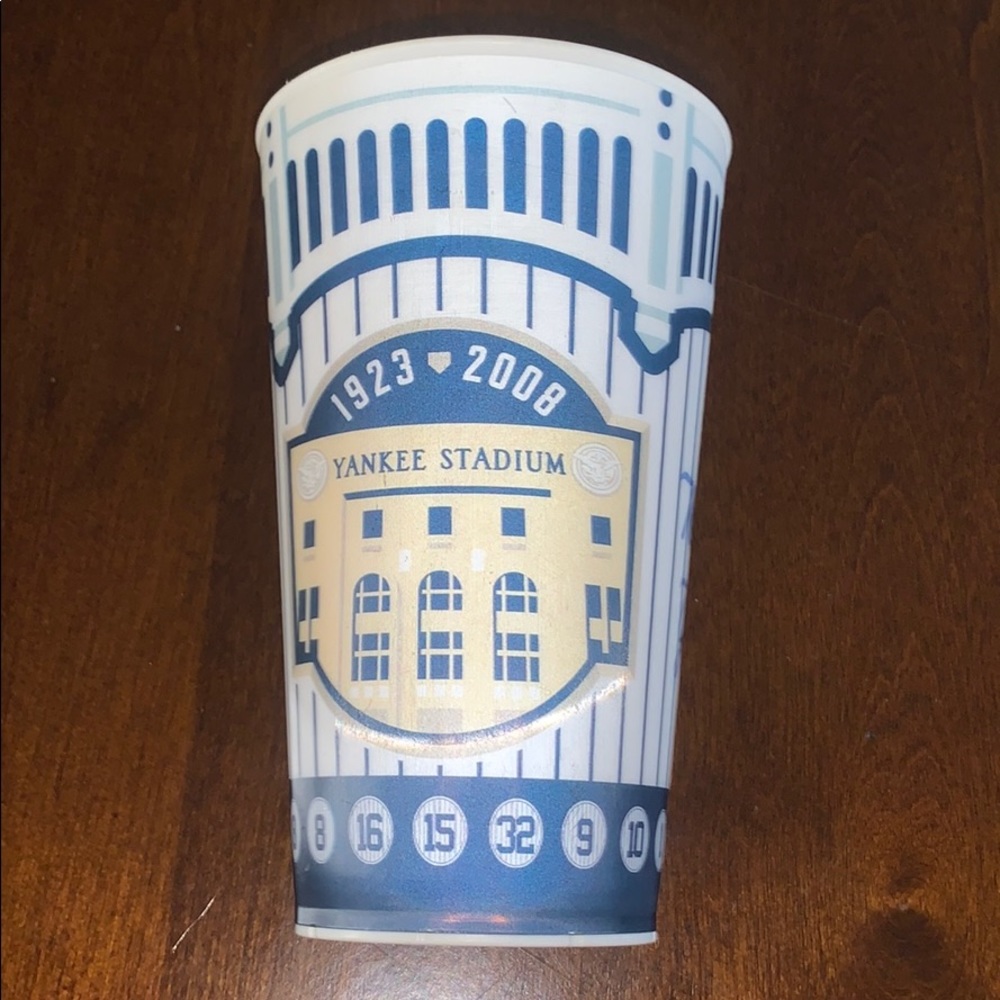 HOLOGRAPHIC NEW YORK YANKEE COLLECTORS CUP
